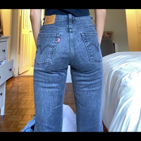 Dark Wash Wedgie Fit Levi Jeans!! - Picture 5 of 5